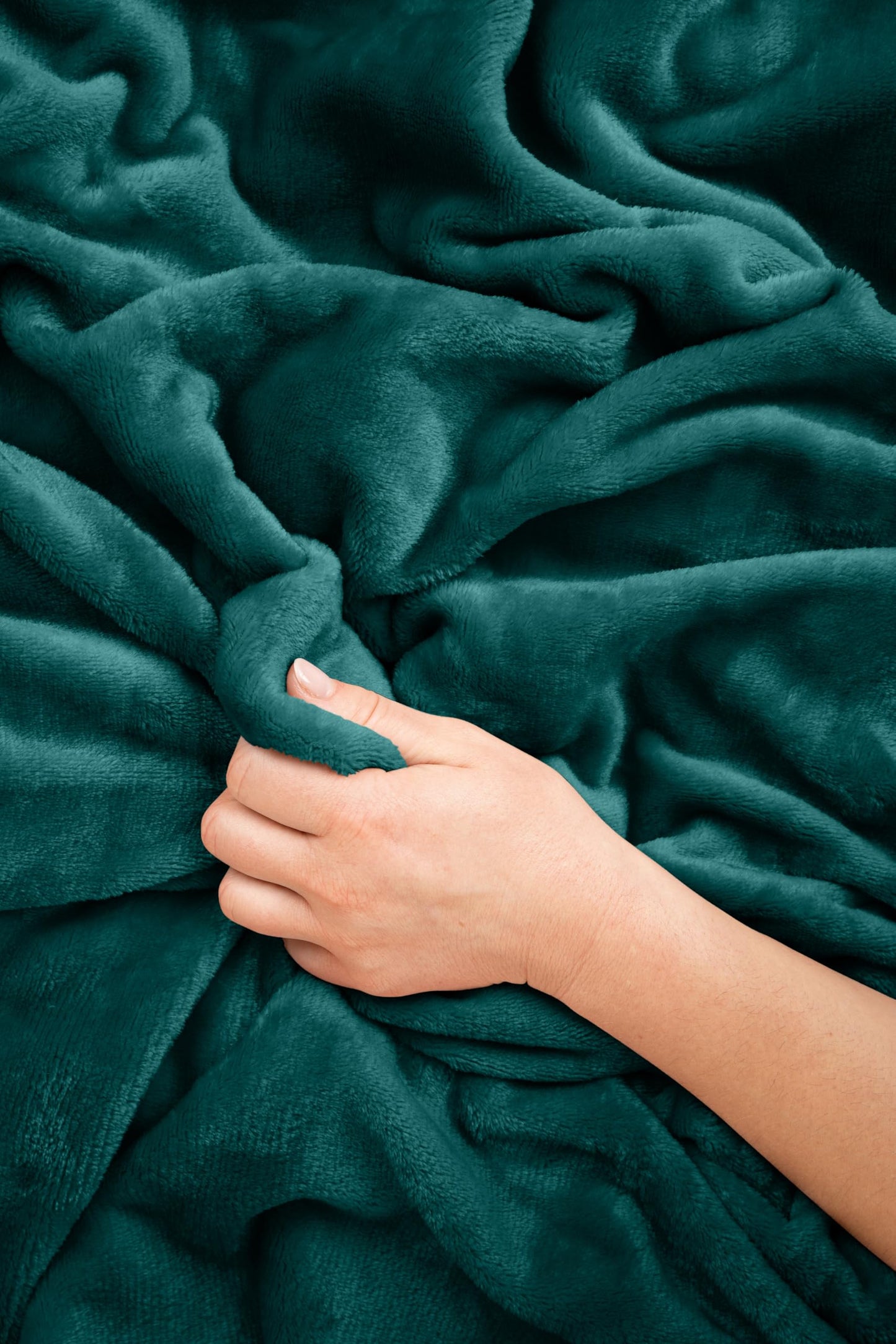 EverSnug Travel Blanket and Pillow - Ultra-Soft, Compact & Lightweight, 65x40 Inches, with Carry Case, Luggage Sleeve & Backpack Clip for Airplane Comfort (Black)